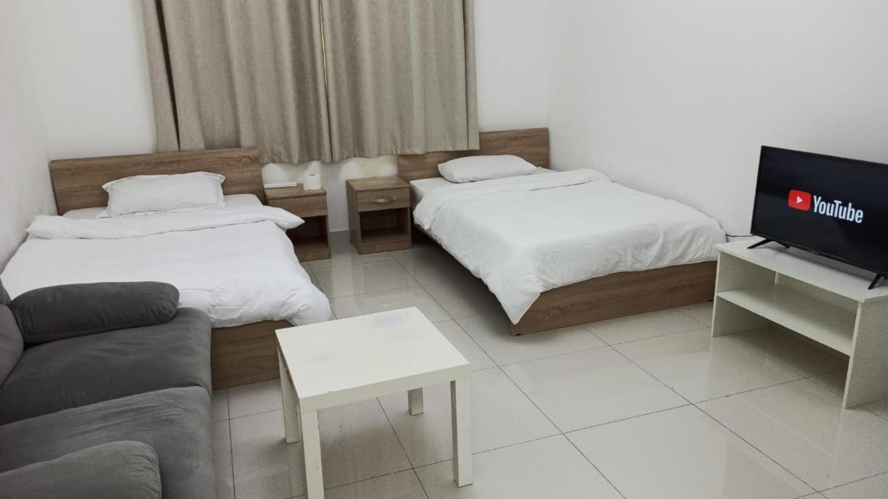 Cozy Rooms And Small Partitions For Men Guests In Dubái Exterior foto