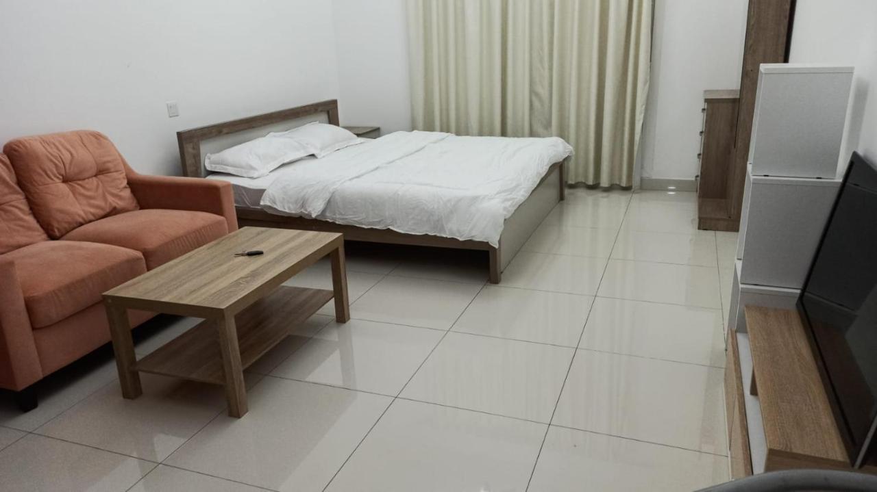 Cozy Rooms And Small Partitions For Men Guests In Dubái Exterior foto