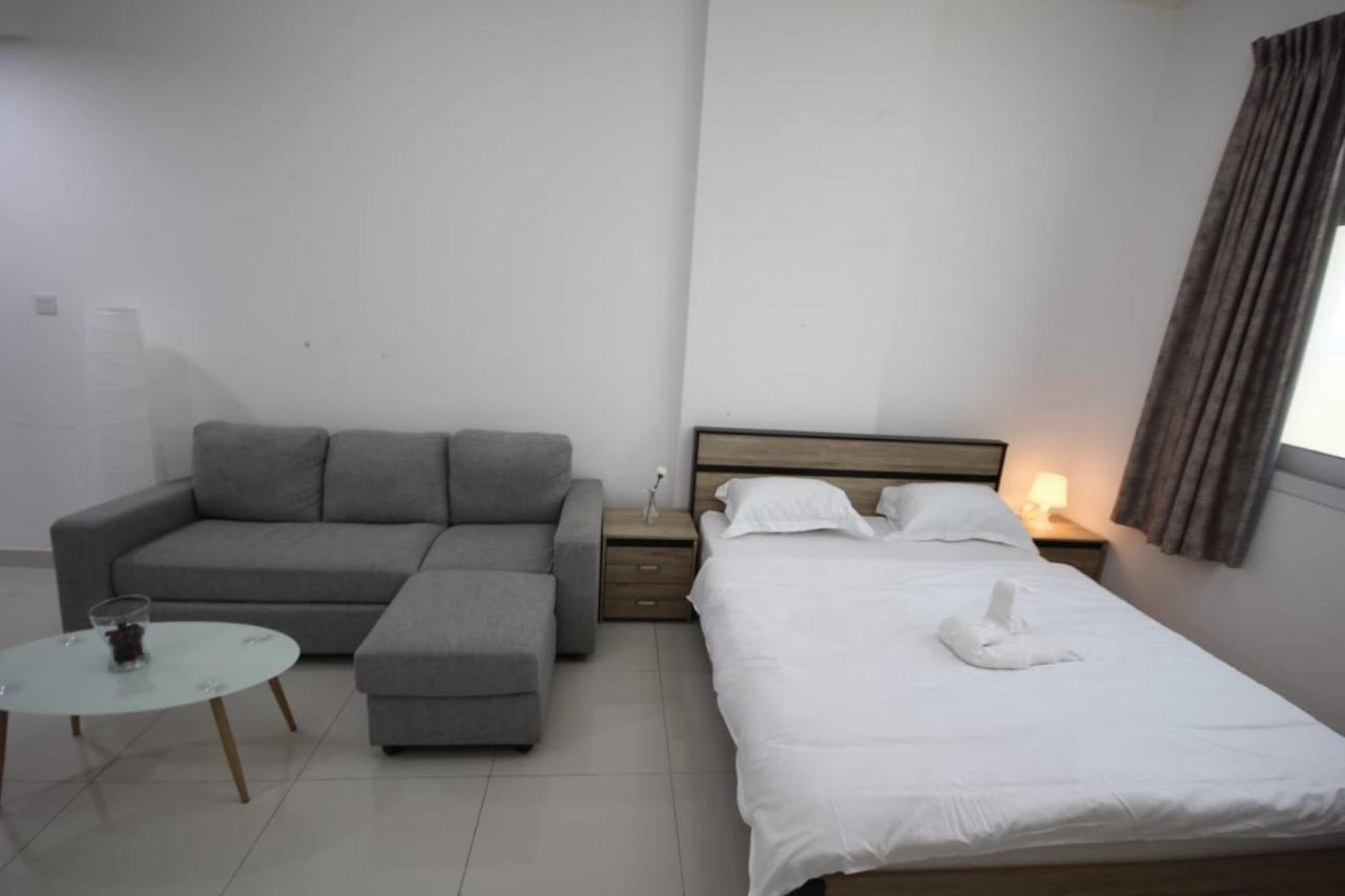 Cozy Rooms And Small Partitions For Men Guests In Dubái Exterior foto