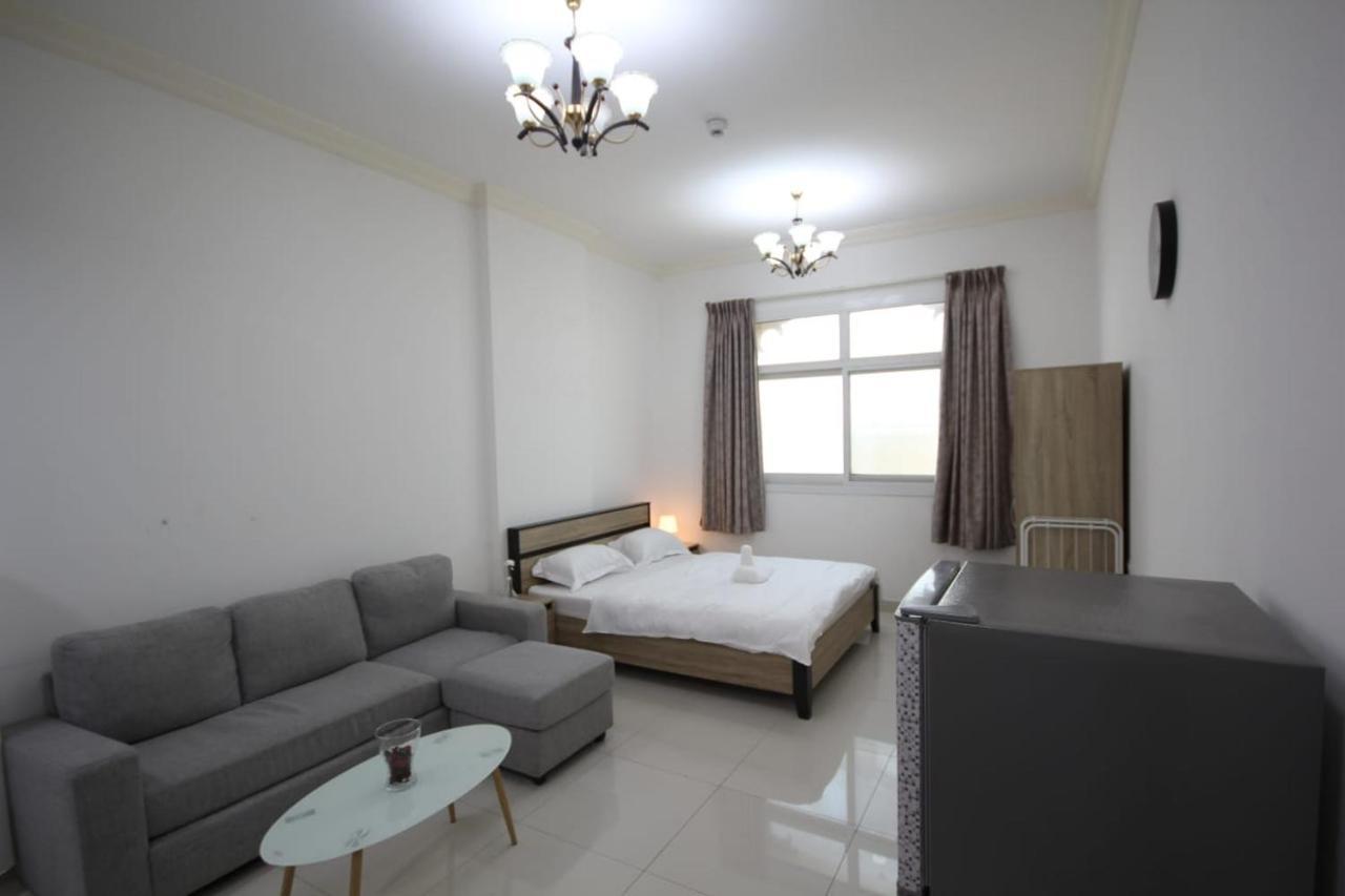 Cozy Rooms And Small Partitions For Men Guests In Dubái Exterior foto