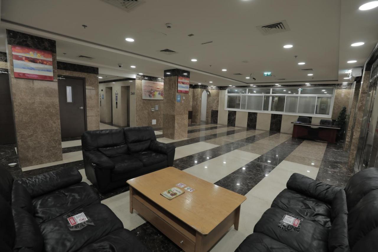 Cozy Rooms And Small Partitions For Men Guests In Dubái Exterior foto