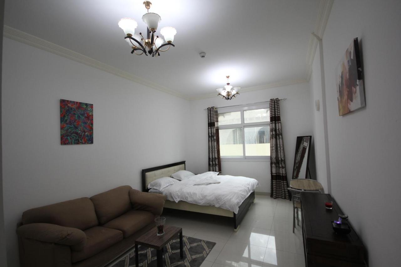 Cozy Rooms And Small Partitions For Men Guests In Dubái Exterior foto