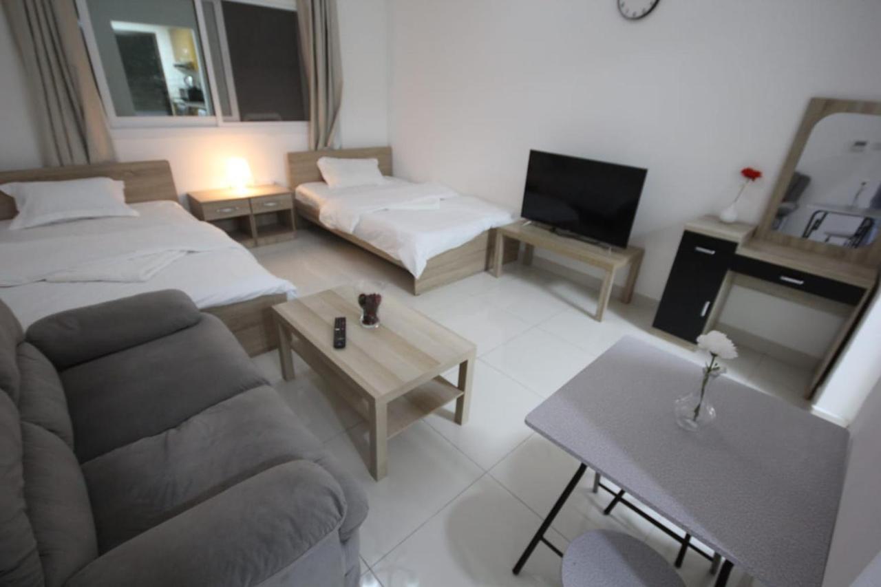 Cozy Rooms And Small Partitions For Men Guests In Dubái Exterior foto