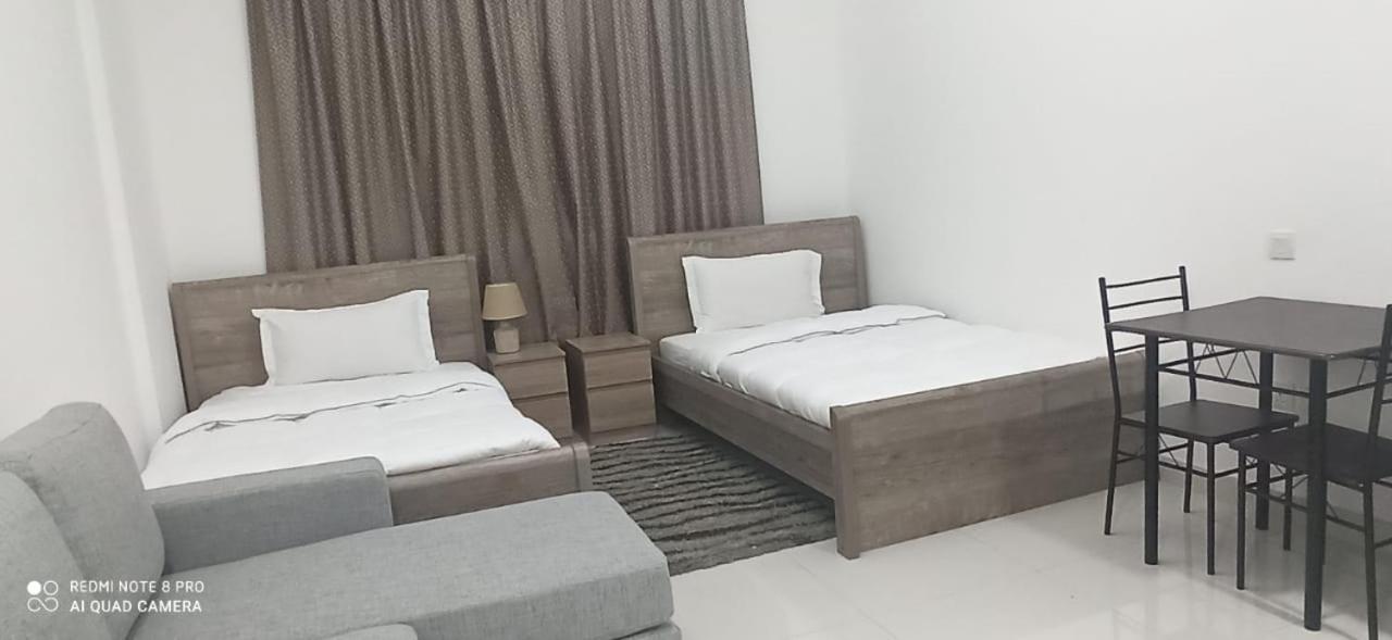 Cozy Rooms And Small Partitions For Men Guests In Dubái Exterior foto