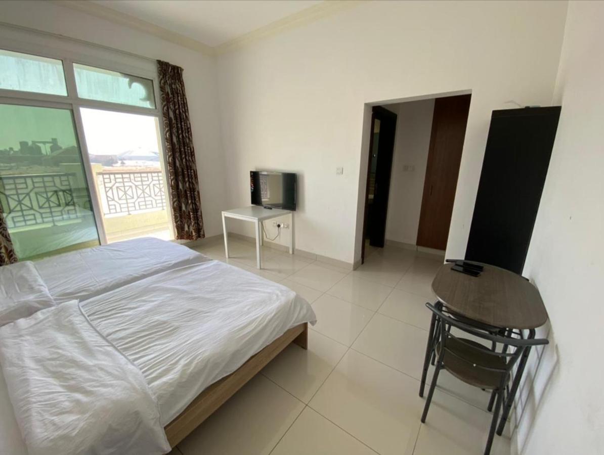Cozy Rooms And Small Partitions For Men Guests In Dubái Exterior foto