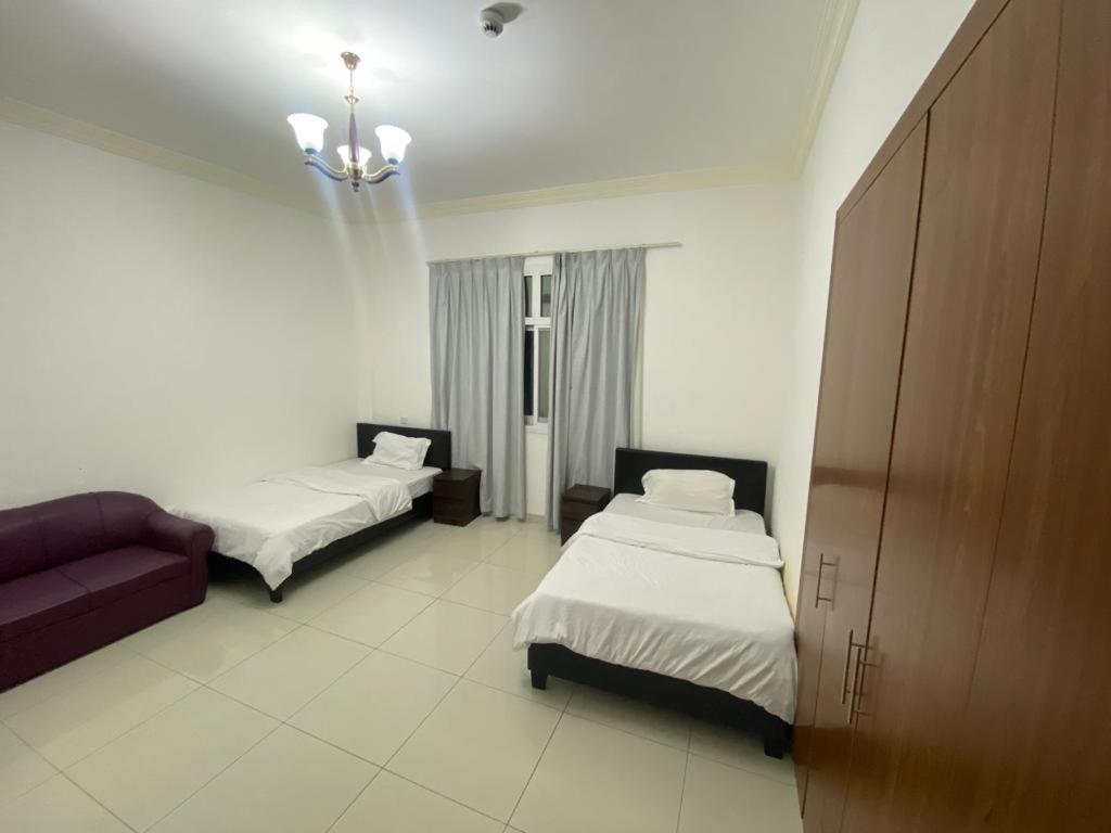 Cozy Rooms And Small Partitions For Men Guests In Dubái Exterior foto