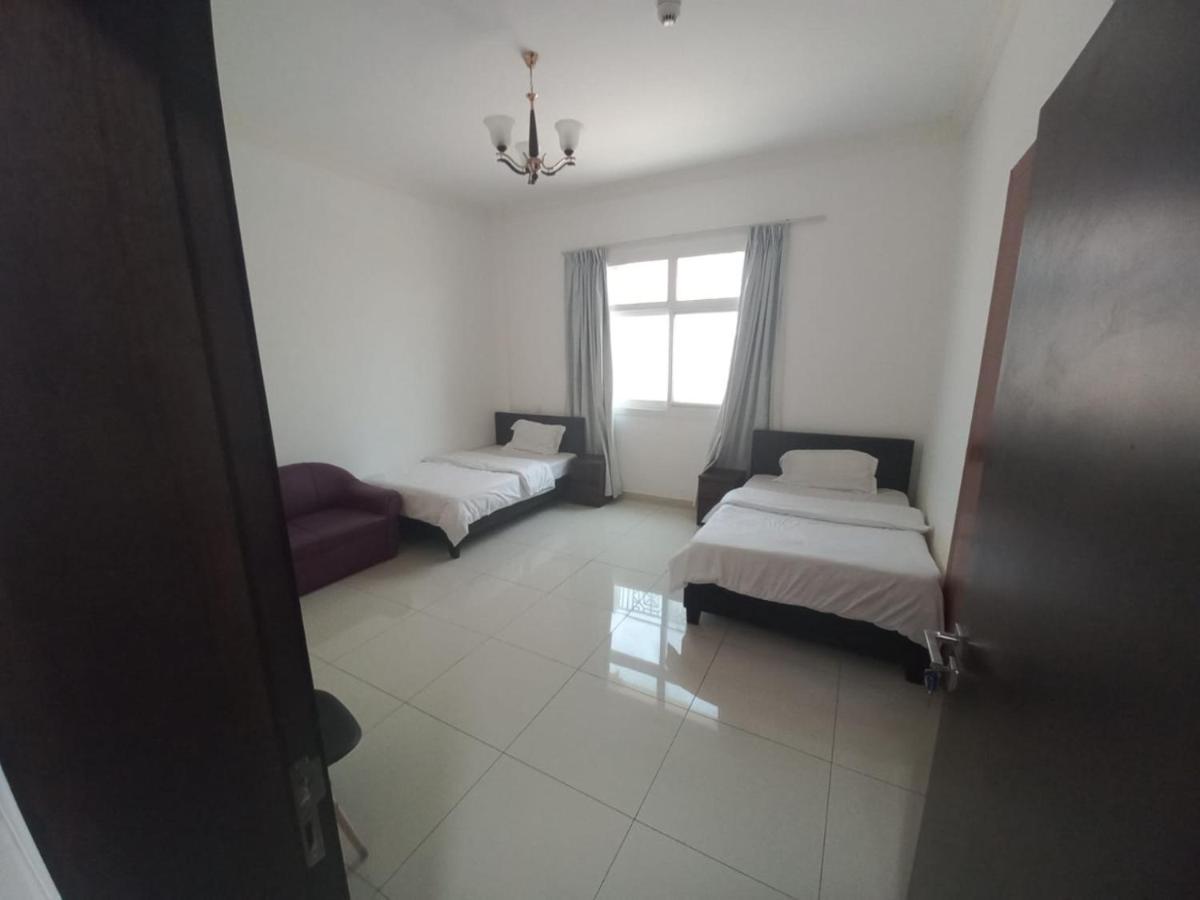 Cozy Rooms And Small Partitions For Men Guests In Dubái Exterior foto