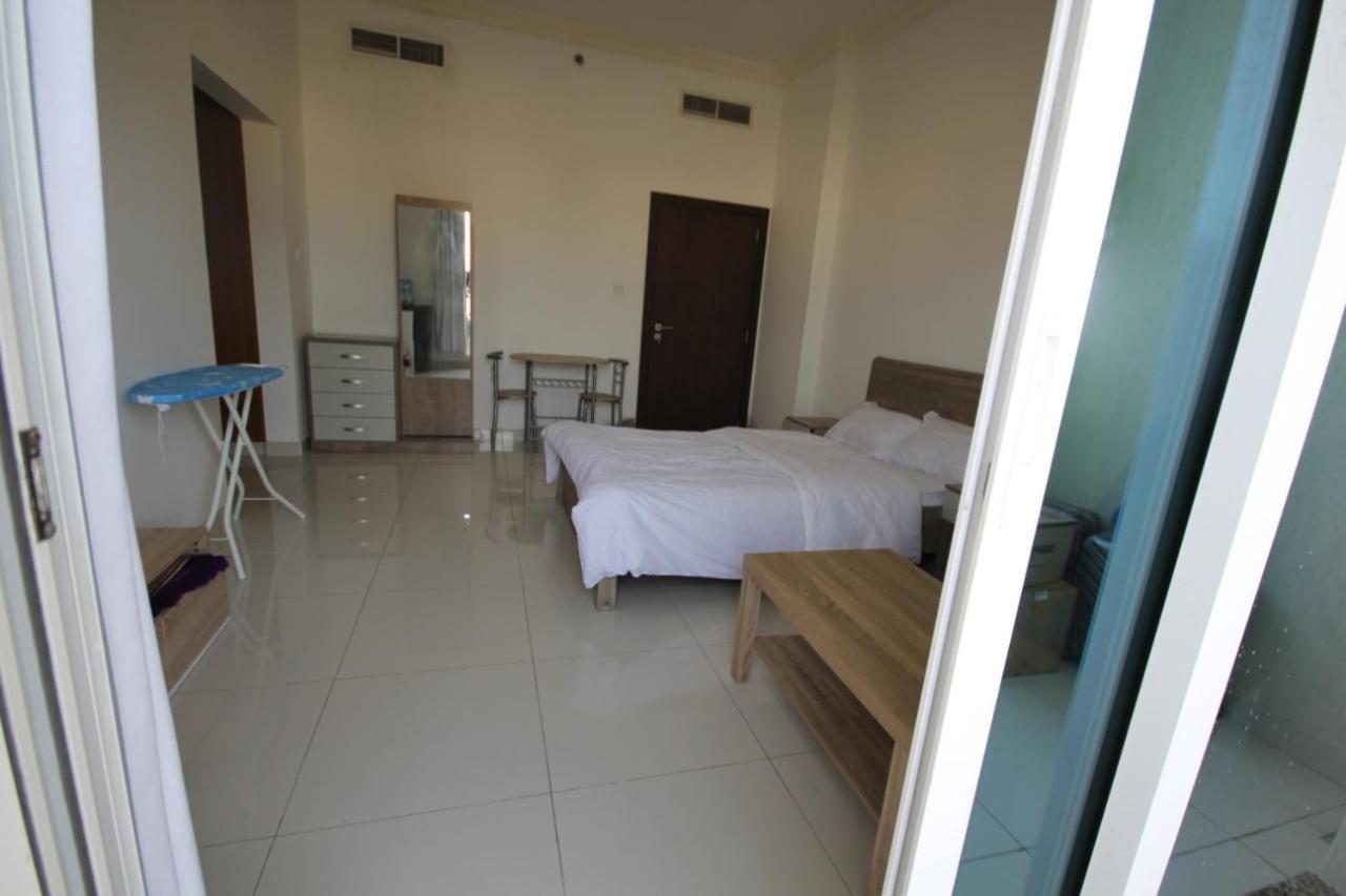 Cozy Rooms And Small Partitions For Men Guests In Dubái Exterior foto
