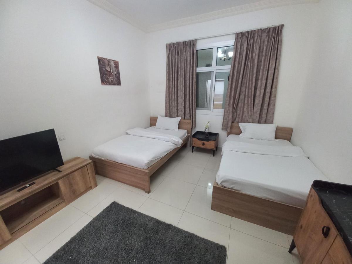 Cozy Rooms And Small Partitions For Men Guests In Dubái Exterior foto