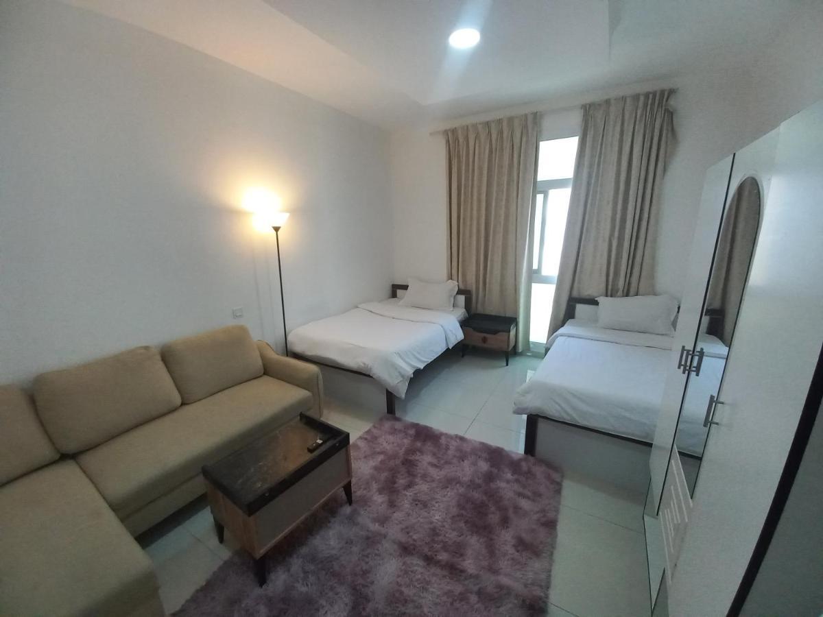 Cozy Rooms And Small Partitions For Men Guests In Dubái Exterior foto
