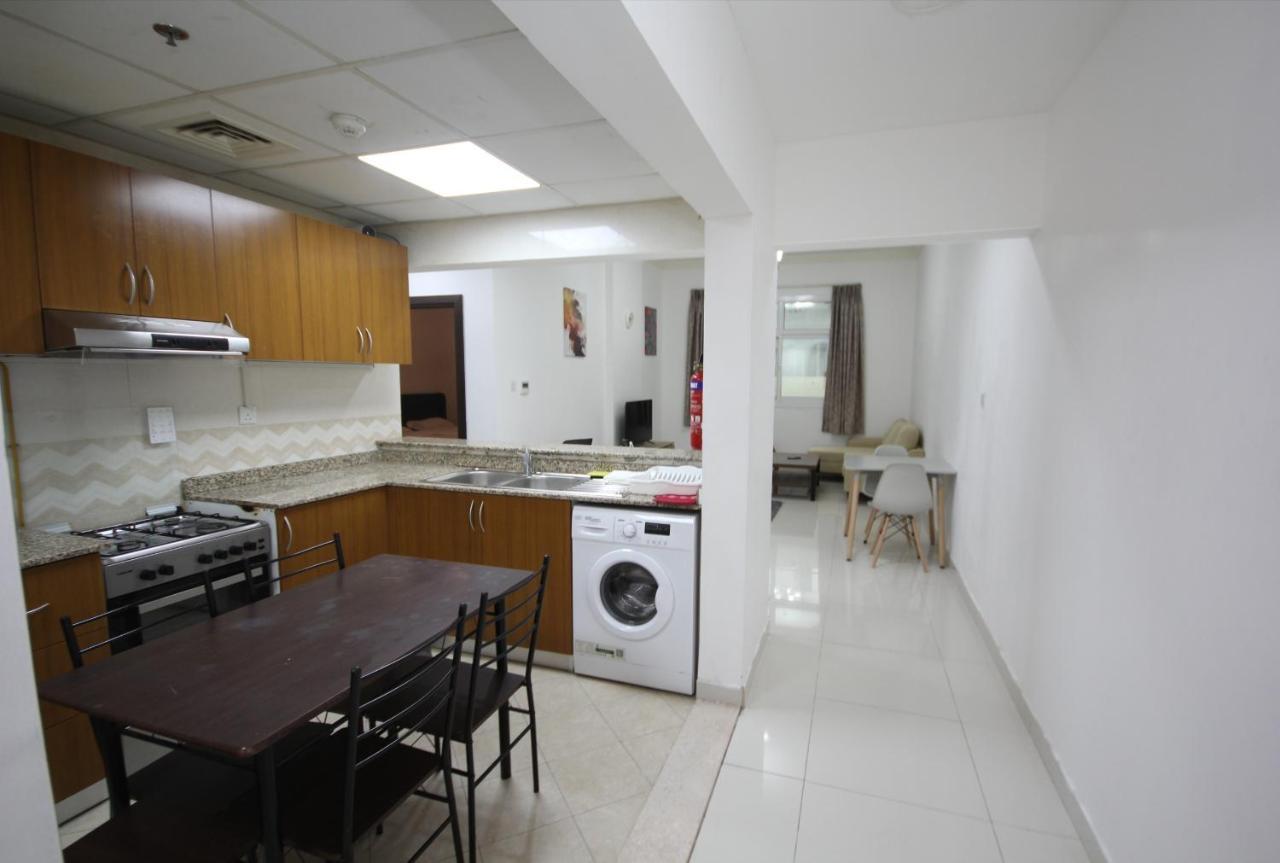 Cozy Rooms And Small Partitions For Men Guests In Dubái Exterior foto