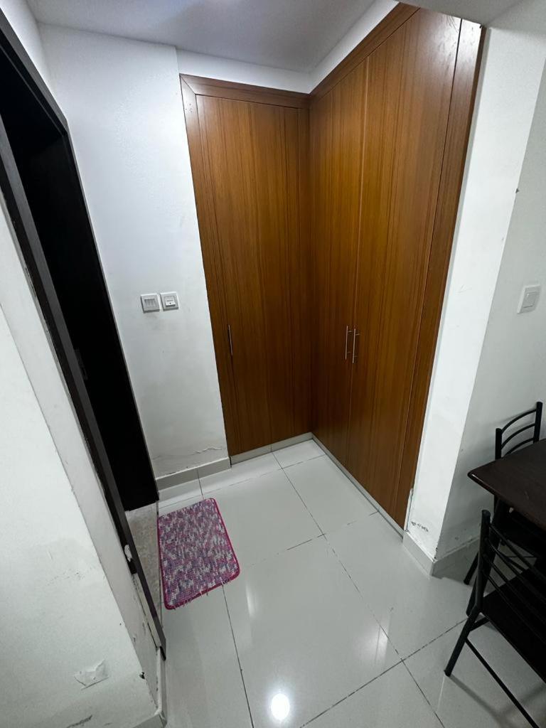 Cozy Rooms And Small Partitions For Men Guests In Dubái Exterior foto
