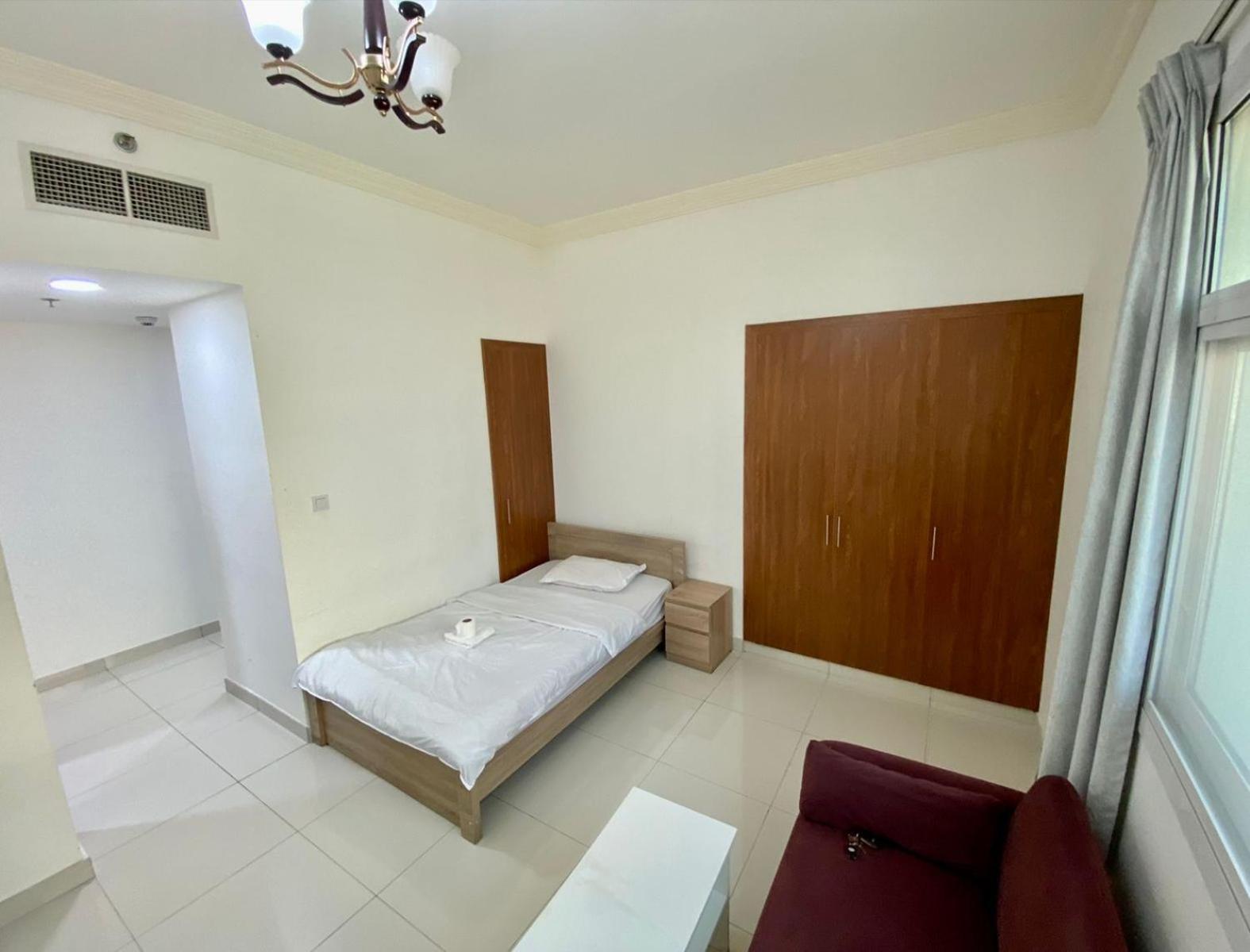 Cozy Rooms And Small Partitions For Men Guests In Dubái Exterior foto