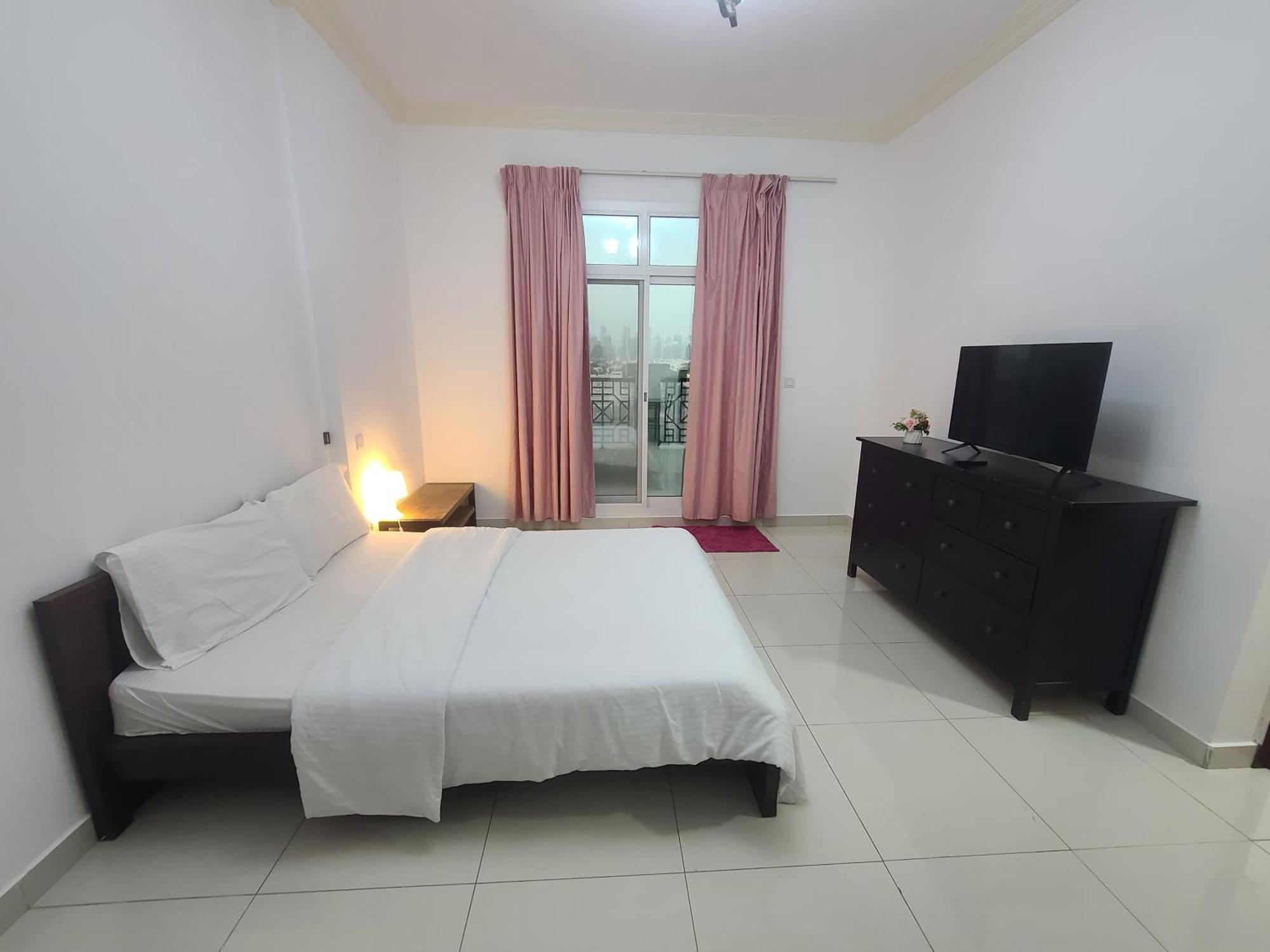 Cozy Rooms And Small Partitions For Men Guests In Dubái Exterior foto