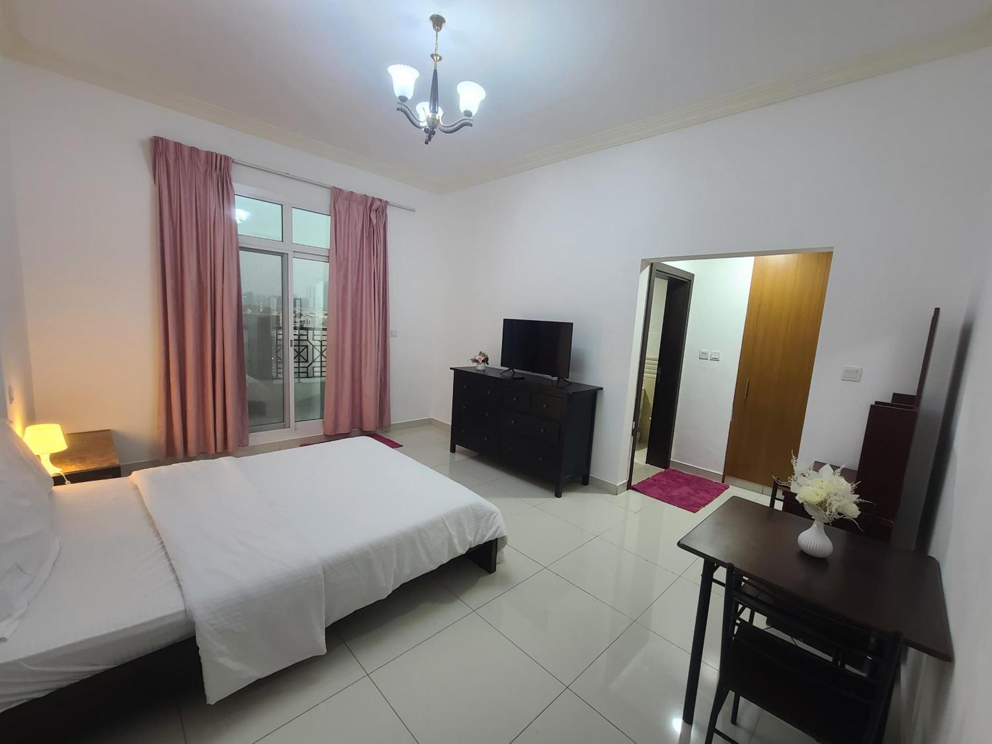 Cozy Rooms And Small Partitions For Men Guests In Dubái Exterior foto
