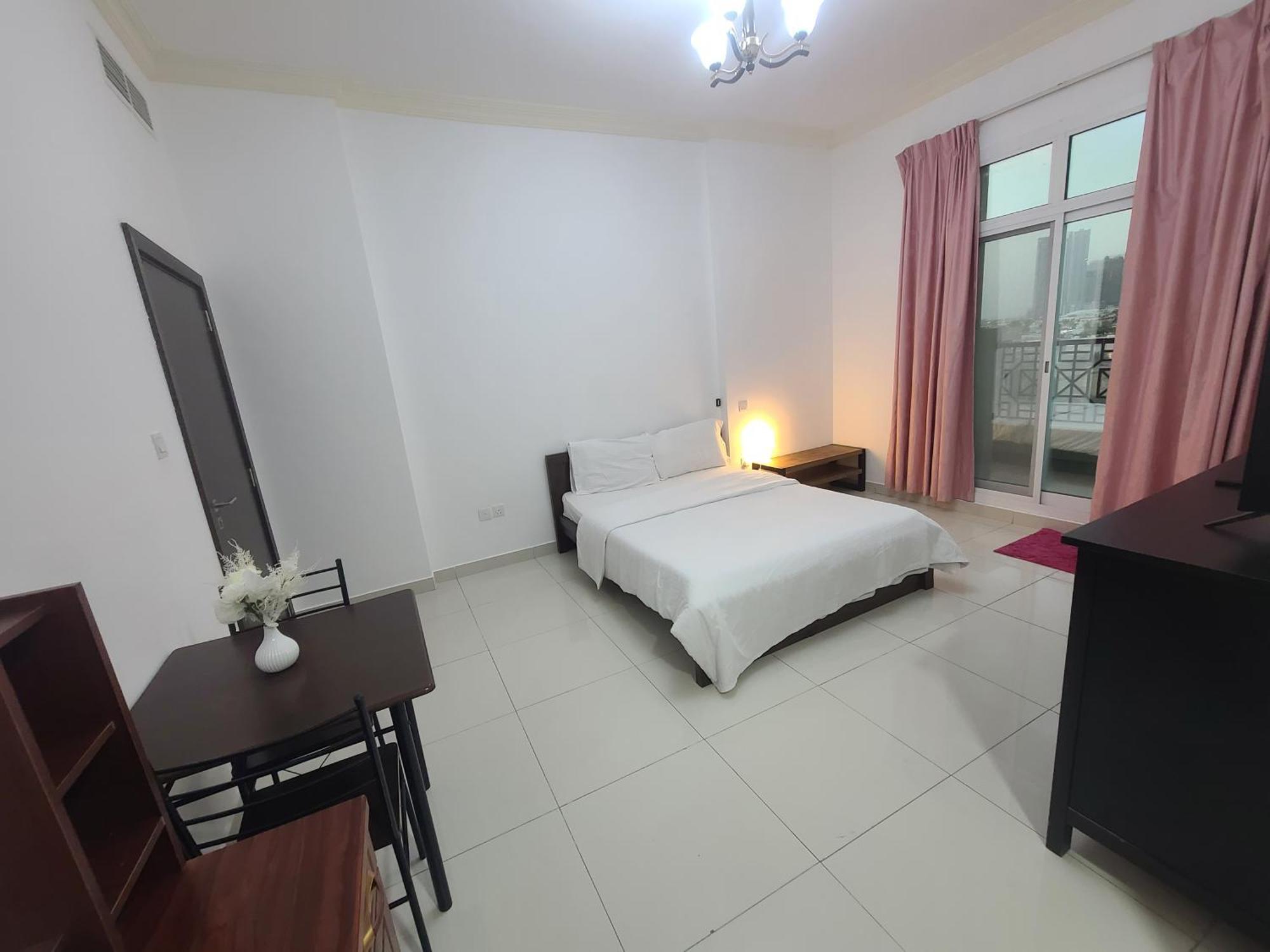 Cozy Rooms And Small Partitions For Men Guests In Dubái Exterior foto